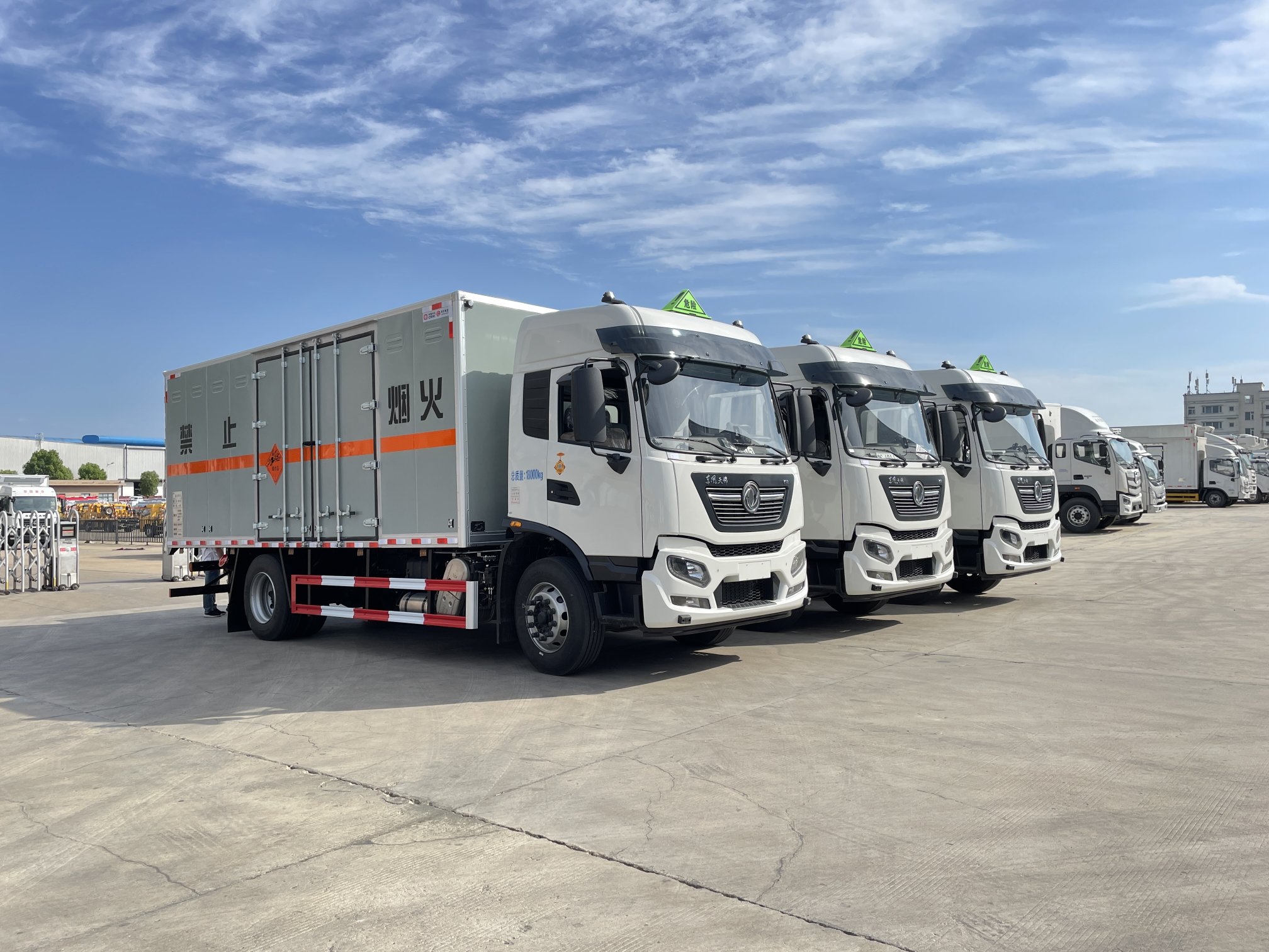 支持西部大發(fā)展齊發(fā)3臺東風天錦6.2米爆破器材運輸車