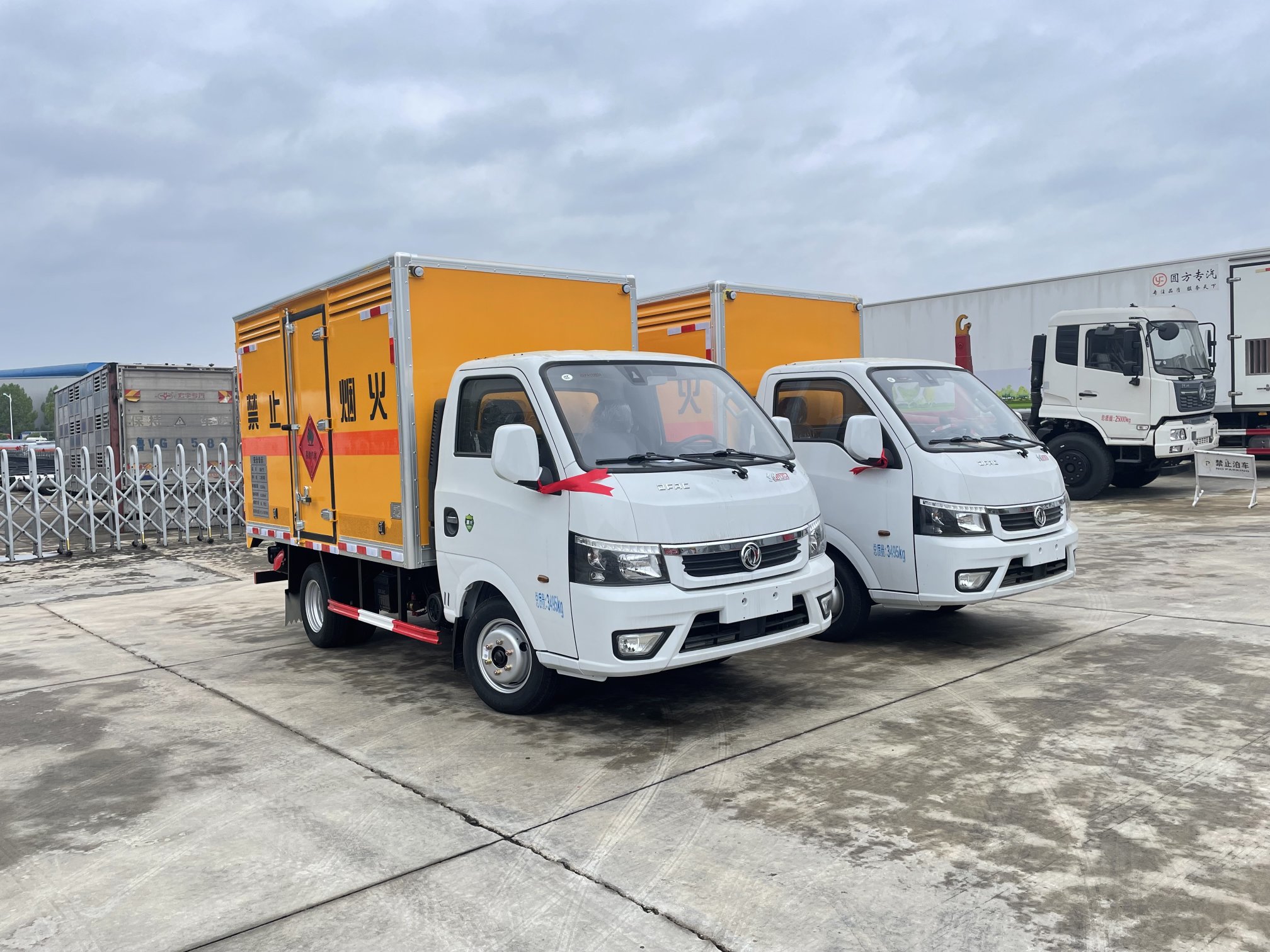 東風(fēng)途逸汽油版3米易燃?xì)怏w廂式車(chē)